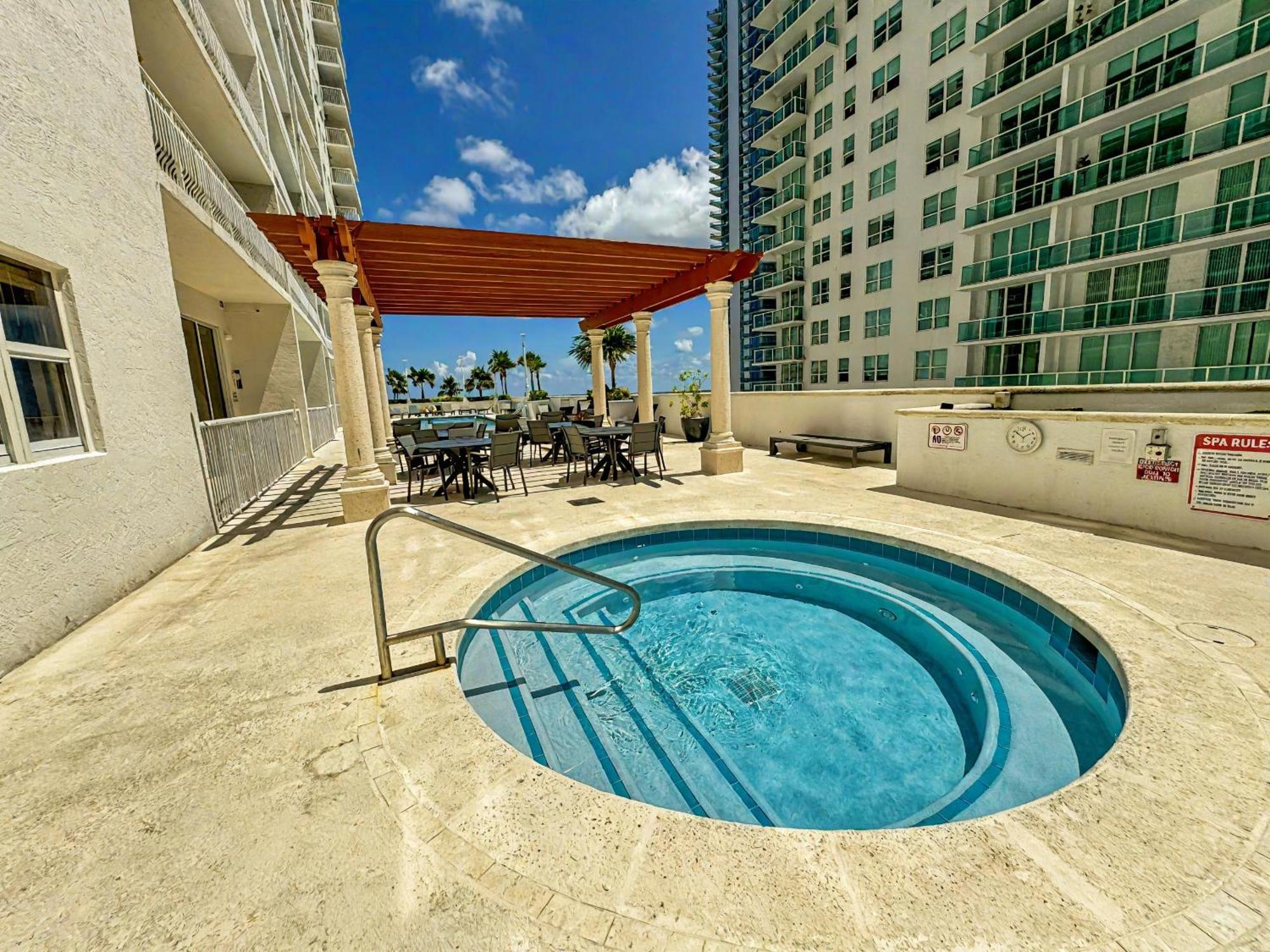 마이애미 Elegant Centric Vibrant Pool Jacuzzi Free Parking 아파트 외부 사진